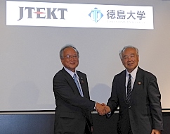 190704ジェイテクト 写真左:ジェイテクト 宮﨑専務 右:徳島大学 野地学長