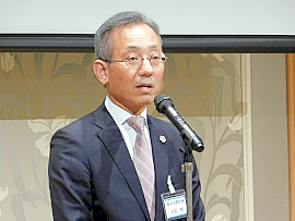 190704金型2 あいさつをする小出会長