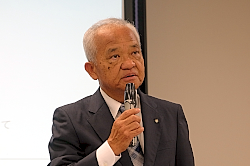 191008メカトロ1 あいさつをするニュースダイジェスト社 樋口社長