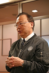 191111マシニングアーティスト2 あいさつをする海藤社長