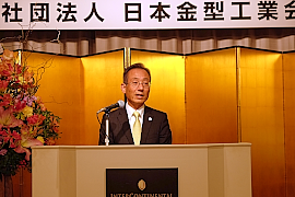 191218金型2 あいさつする小出会長