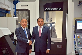 191126DMG森精機1 「CMX 600 Vi」の前で握手をする森社長(写真左)と Sanjay Jayavarthanavelu氏
