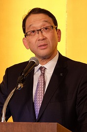 あいさつをする坂井社長