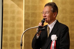 あいさつをする依田会長