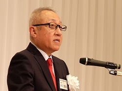 あいさつをする中川会長