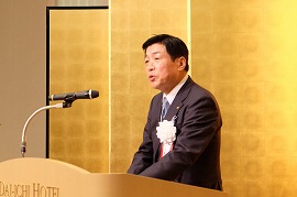 あいさつをする石川会長