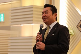 200225岡本3 あいさつをする渡邊常務
