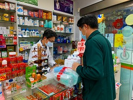 200330台湾 郵便事業を担当する中華郵政公司が協力し、台湾各地の保険薬局に順次配送。消費者による買い占めを避けるため、薬局ごとに配布数を定めている。(写真:中華民国交通部2月17日)