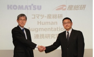 200415コマツ 左からコマツ 専務執行役員 CTO 岩本祐一氏、産総研 理事 関口智嗣氏