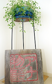 130922top2 部屋の前には洒落た観葉植物の下に“アナ物語”のオブジェが! 穴加工への限りないこだわりと執着が感じられる。