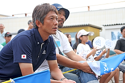 130922top6 コーティングを担当したジャスト岡崎社長。真剣な目でモニターを見つめています。