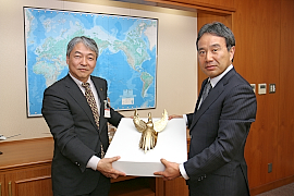140429DMG森精機 朱雀贈呈式(写真右:森 雅彦 DMG森精機社長)