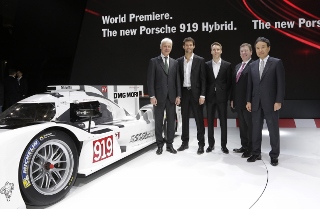 140312DMG森精機 写真左から=ポルシェ マティアス・ミューラーCEO、ポルシェ WEC LMP1ドライバー マーク・ウェハー選手、ポルシェ WEC LMP1ドライバー ティモ・ベルンハルト選手、DMG MORI SEIKI AG ルーディが―・カピッツァCEO、DMG森精機 森雅彦社長