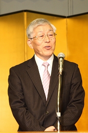 120124NaITO1 あいさつする鈴木社長