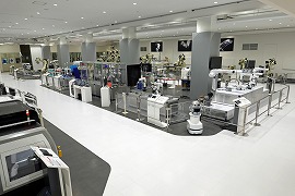 200225top14 FA展示場では自動化生産ラインの事例を多数展示。