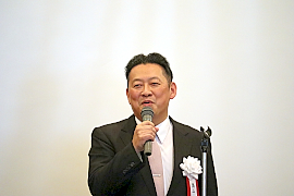 190101HCI1 あいさつする奥山社長