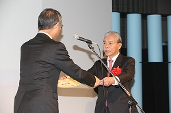 101203トヨタ副社長 賞状を授与される新美トヨタ副社長