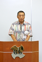 121001大澤理事長 あいさつに立つ大澤理事長