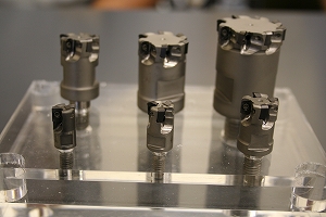 110801g 高能率加工用工具の中には10φで2枚刃も!(写真:左前)