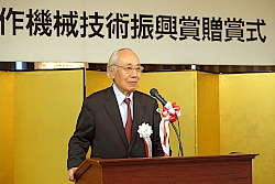190722機械1 あいさつをする鈴木代表理事
