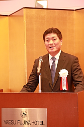 130607日工販1 あいさつする上田会長