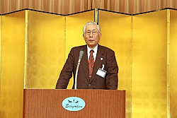 150615東部金型1 あいさつする加藤 東部支部長
