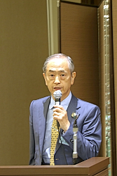 あいさつをする増田社長