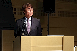 181217展示会1 あいさつする小林日本工業出版社長