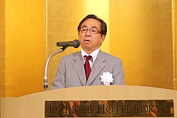 150703日工販1 あいさつする冨田新会長