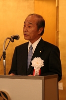 あいさつをする横山元彦会長
