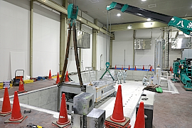 190213top9 巨大な岡本工作機械製作所のマシンが納入。目を懲らさなければ見えないほど人が小さく見える。