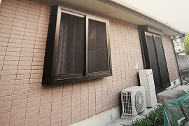 120822関西金網7 防犯網戸を取り付けた家屋 外見的にもスッキリしている。