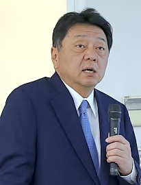 150714DMG森精機1 「IGA INNOVATION DAYS2015」に向けて説明をする高山直士専務