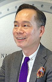 質問に答える飛田氏