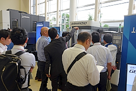 190808オークマ2 ARMROIDに来場者も興味津々。