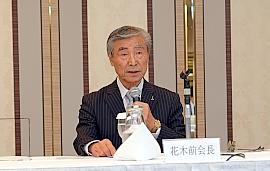 170612top1 お礼の言葉を述べる花木前会長
