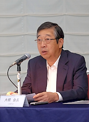180831建機 説明をする大橋会長