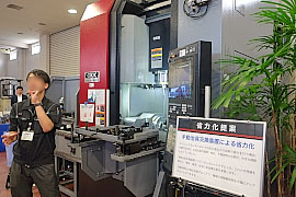 190829OKK2 時流に乗った省力化提案に来場者も興味津々だった。