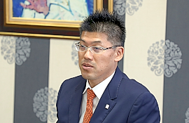 181217top7 Smooth AI spindleについて説明をする堀部事業部長