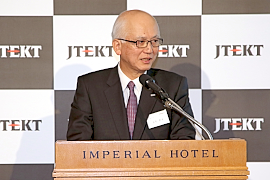 150113top2 記者団に説明をする安形社長