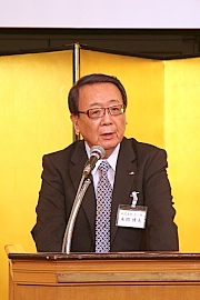 150615機械工具2 あいさつする本間新会長