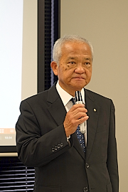 171002MECT1 あいさつをする樋口社長