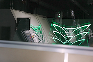 180508top5 同社の超精密恒温状態の加工スペース「J-BOX」。安全に機械が作動している様子。呼吸のように点滅する様が美しい。