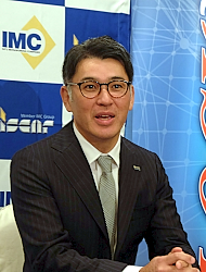190114イスカルジャパン 会見の席で質問に答える岡田氏