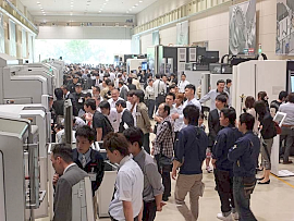 130607森精機イノベーションデー1 展示会場内は大勢の来場者で賑わいをみせた