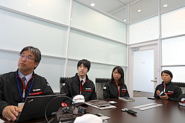 190507top1 視線の先にあるモニターをみながら調査内容を発表