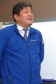 171016イワタツール1 業績について説明をする岩田社長