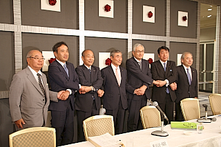 写真左から山岡氏、森氏、横山氏、花木氏、牧野氏、中村氏、稲葉氏