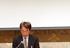 181202top3 経済産業省 岡本素形材室長の代読をする舩橋室長補佐