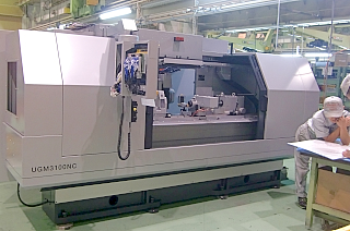 161003岡本工作機械製作所2 取材中にヨーロッパで人気の「UGM3100NC」を拝見。NC制御で難しいとされている6角形の研削も複合研削盤で工程短縮! 新製品は長尺ワークも対応可能だ。